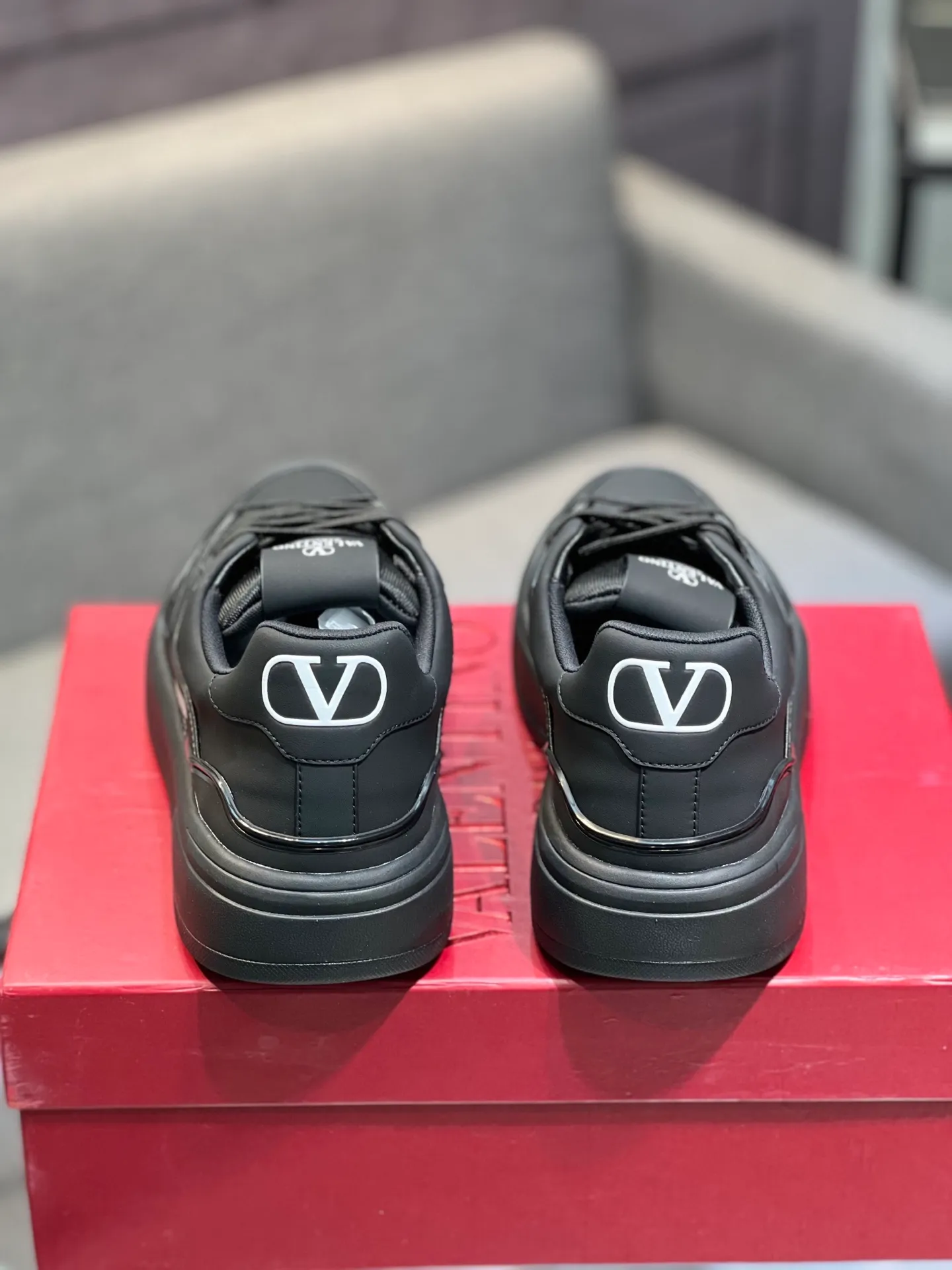 Men's men's shoes 💰660 𝑽𝒂𝒍𝒆𝒏𝒕𝒊𝒏𝒐 Valentino 𝑶𝒏𝒆𝑺𝒕𝒖𝒅 Couple's sneaker series Valentino 2025 latest couple's sneakers, celebrity style, hot sale. The original ZP was purchased and dismantled. Repeated pattern making and modification. I strive to restore the original version 1:1! Top luxury masterpiece, soft and comfortable, combining fashion and leisure, bringing excellent elegant texture and excellent on-foot comfort. Top purchase version upper: imported calfskin surface/original oil edge craftsmanship. Inner: water-dyed cowhide lining. Outsole: original development 𝐓𝐏𝐔 two-color combination outsole. Packaging: original configuration complete package. Code number: 35-44 yards. 34.45 can be customized. Can be customized (self-labeled-no label) order.